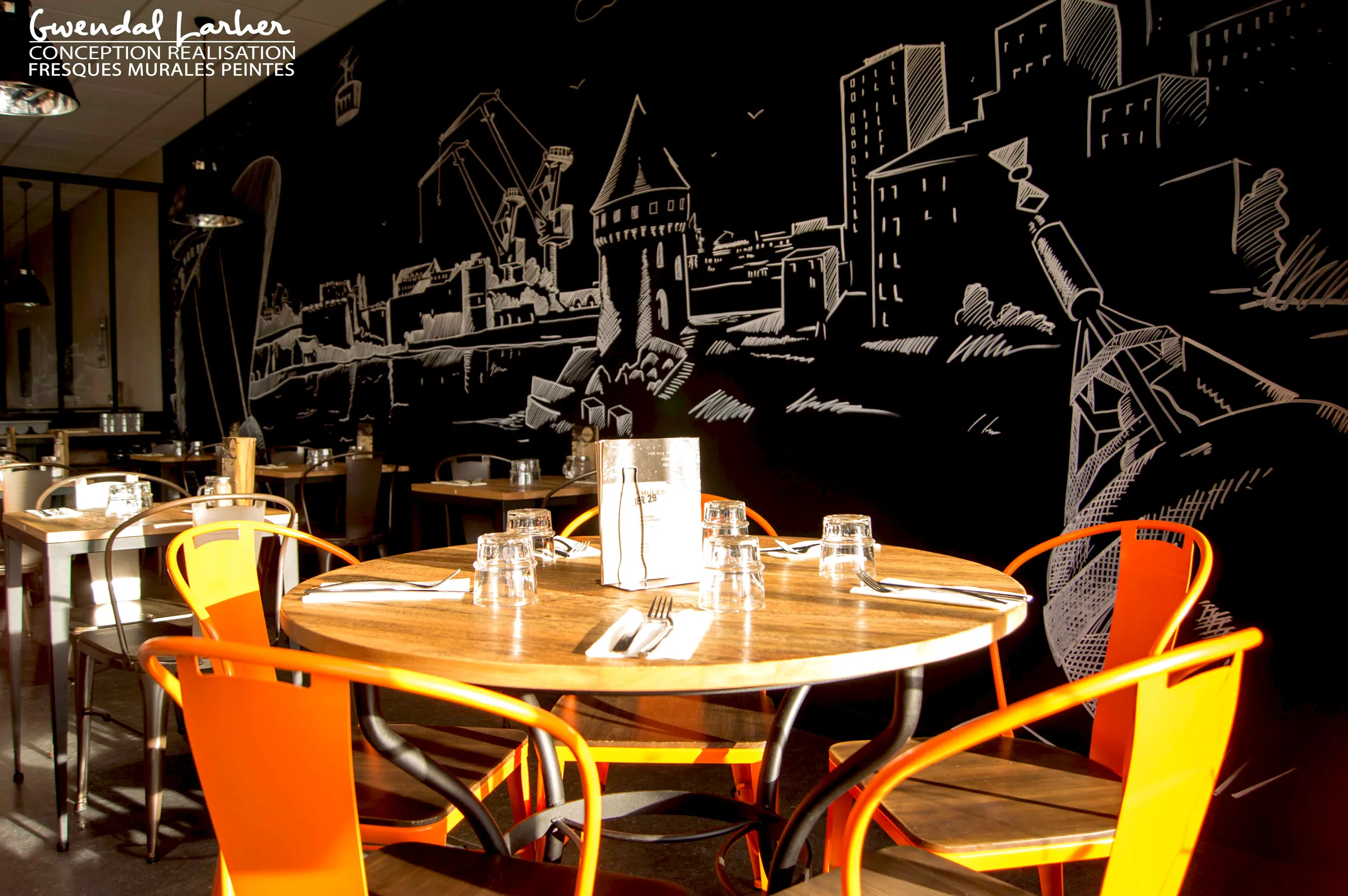 Dessin mural noir et blanc d'un restaurant de Brest : château, citadelle Vauban et grues du port tracés à main levée sur un mur noir, décoration style industriel
